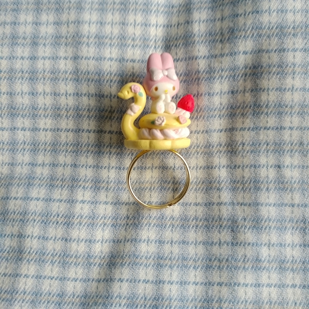 Sanrio Sweets blind box ring - My Melody swan macaron